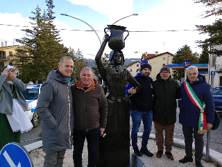 Pescocostanzo, consegnata alla città la donna in ferro battuto. Di Marco: “ Presenza artistica ma anche di tradizione"